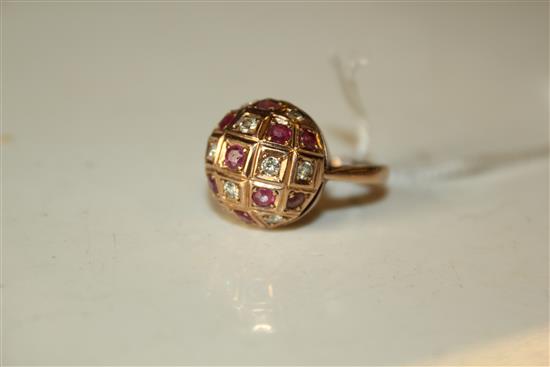 Gold, ruby and diamond ring(-)